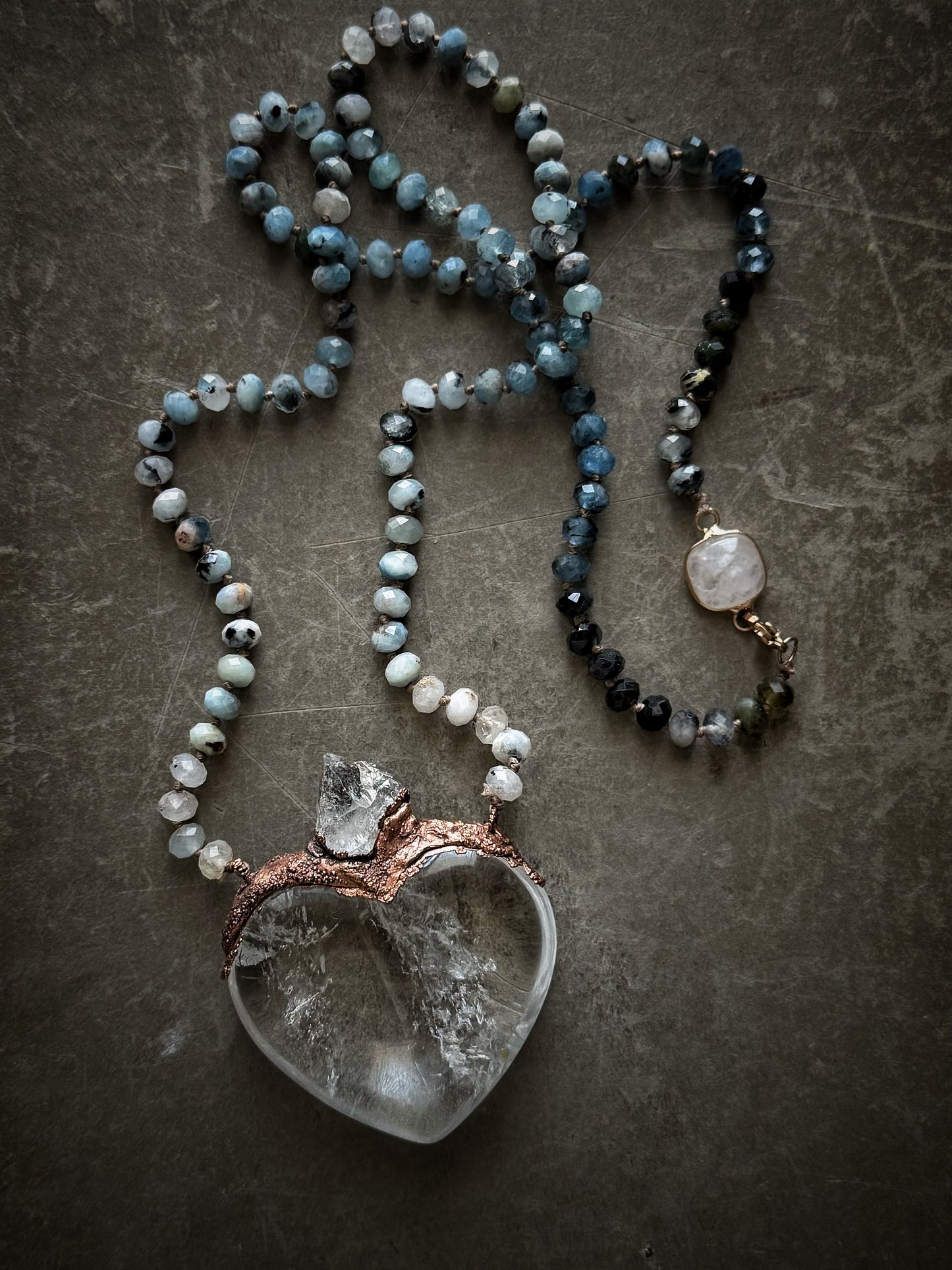 Collana con acquamarina e cuore in quarzo Himalaya – Ebbijoux