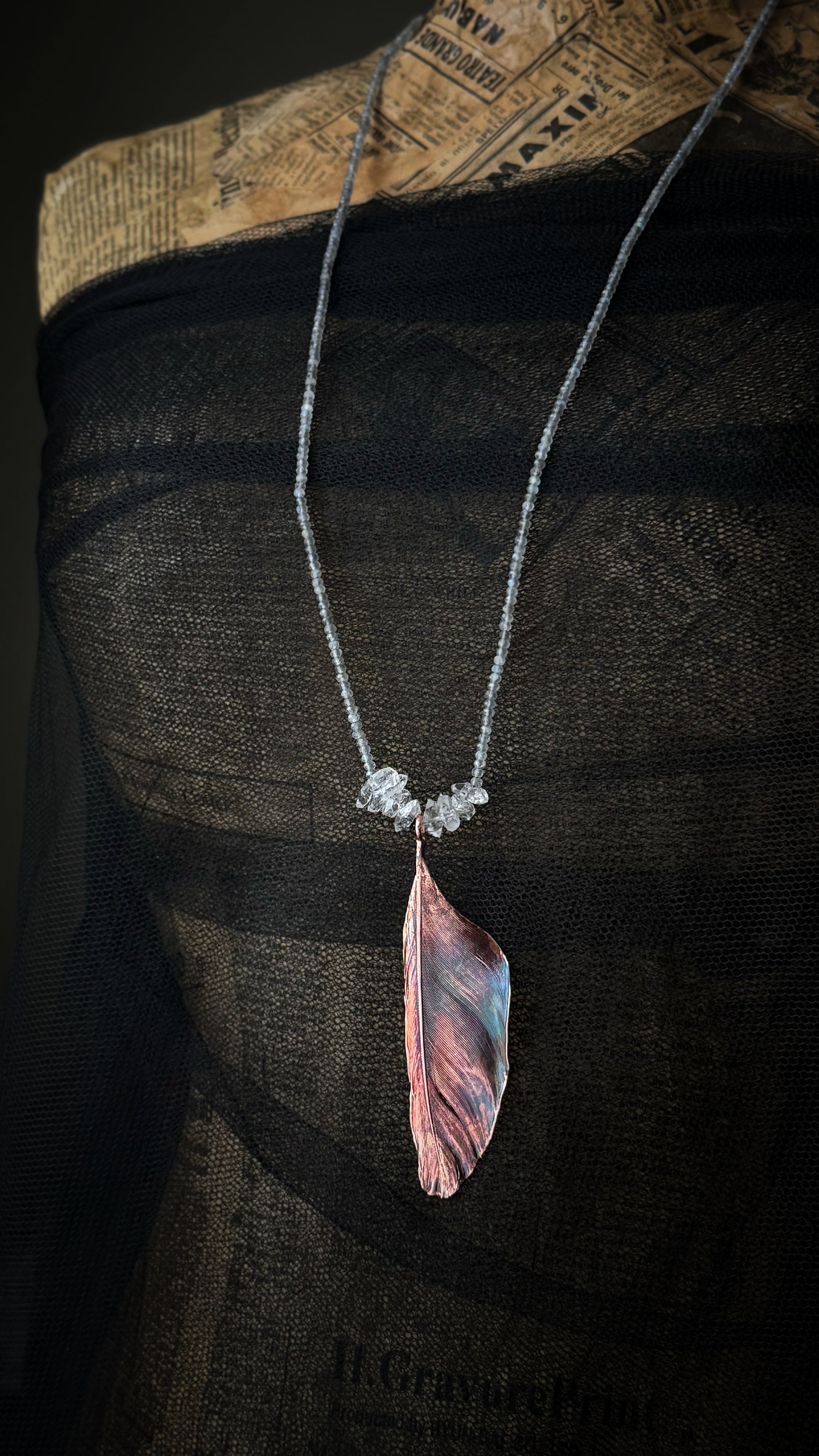 Dettaglio ciondolo piuma in rame brunito su collana con labradorite - Ebbijoux
