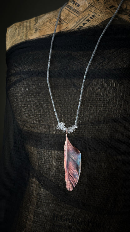 Dettaglio ciondolo piuma in rame brunito su collana con labradorite - Ebbijoux