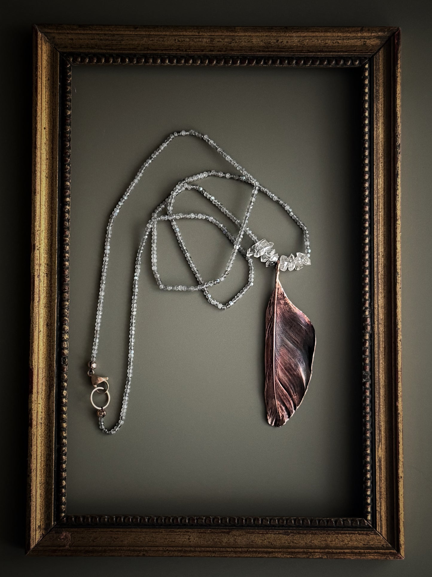 Collana lunga con piuma naturale in rame brunito e labradorite sfaccettata - Ebbijoux