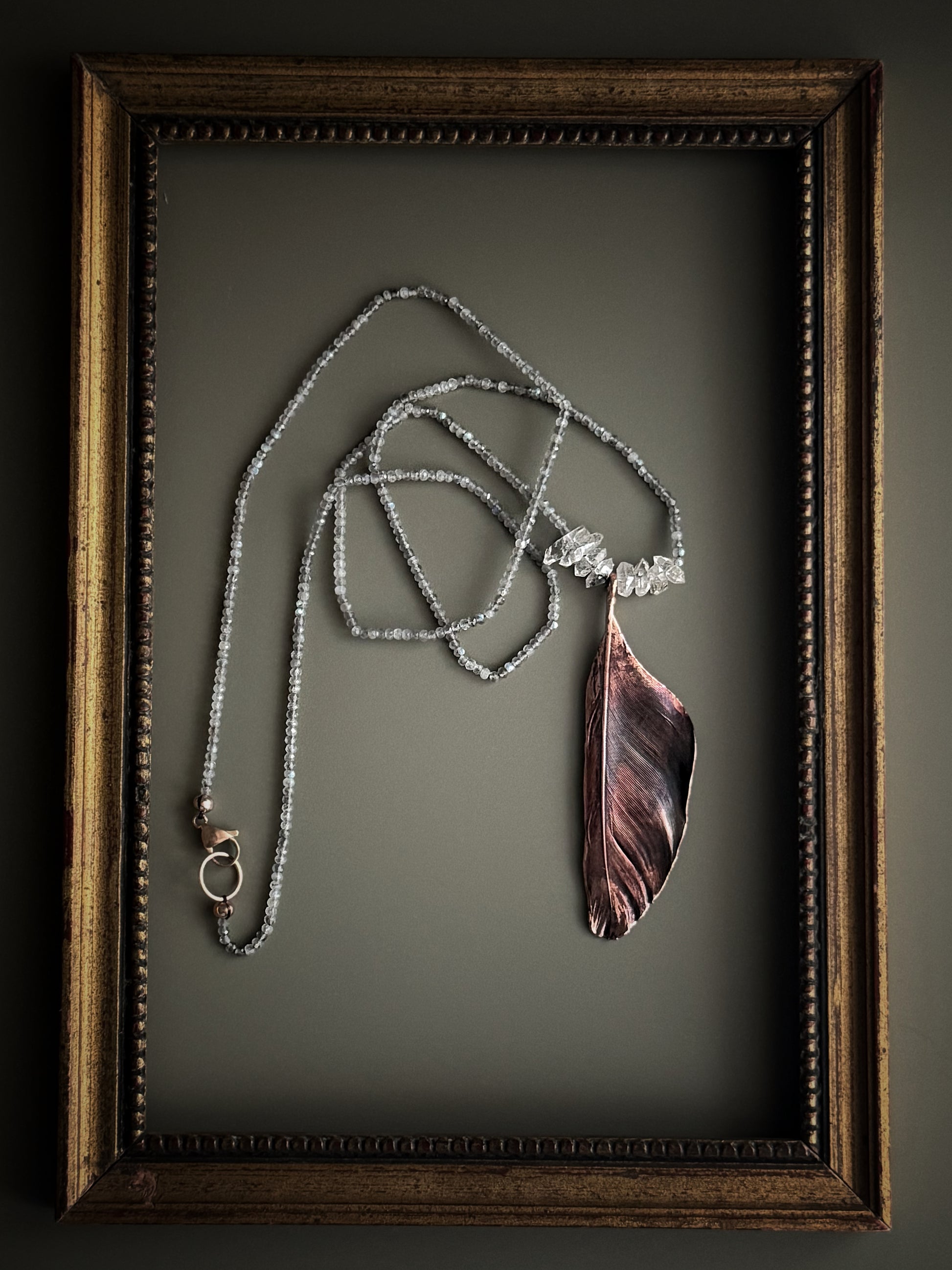 Collana lunga con piuma naturale in rame brunito e labradorite sfaccettata - Ebbijoux