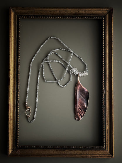 Collana lunga con piuma naturale in rame brunito e labradorite sfaccettata - Ebbijoux