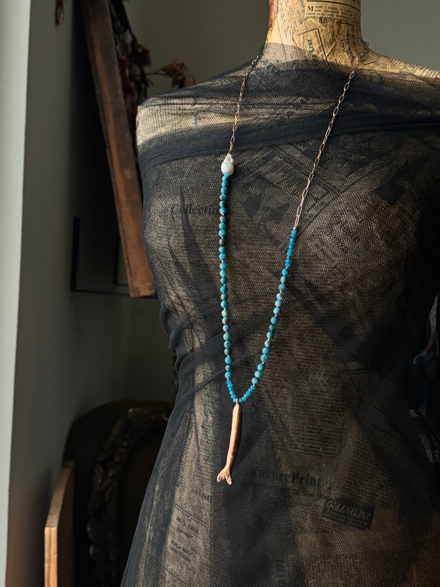 Collana con pietre di Apatite e pesce in rame