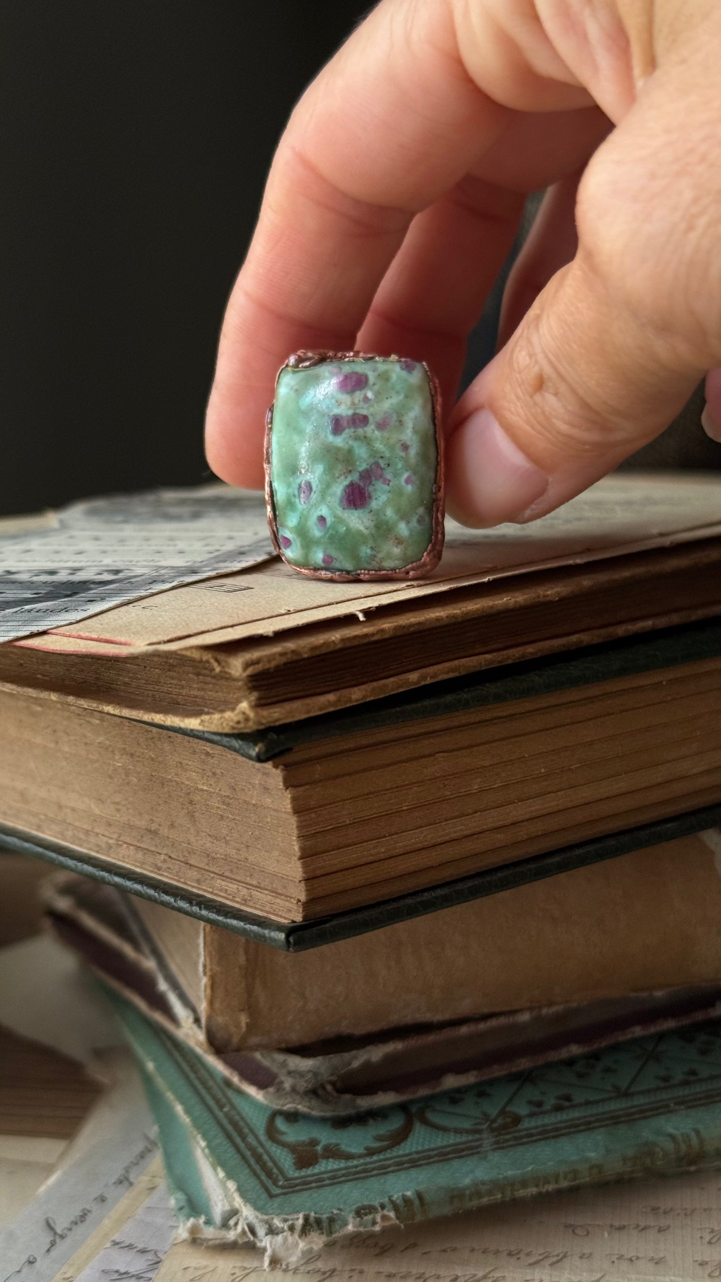 Anello con Ruby-in-Zoisite