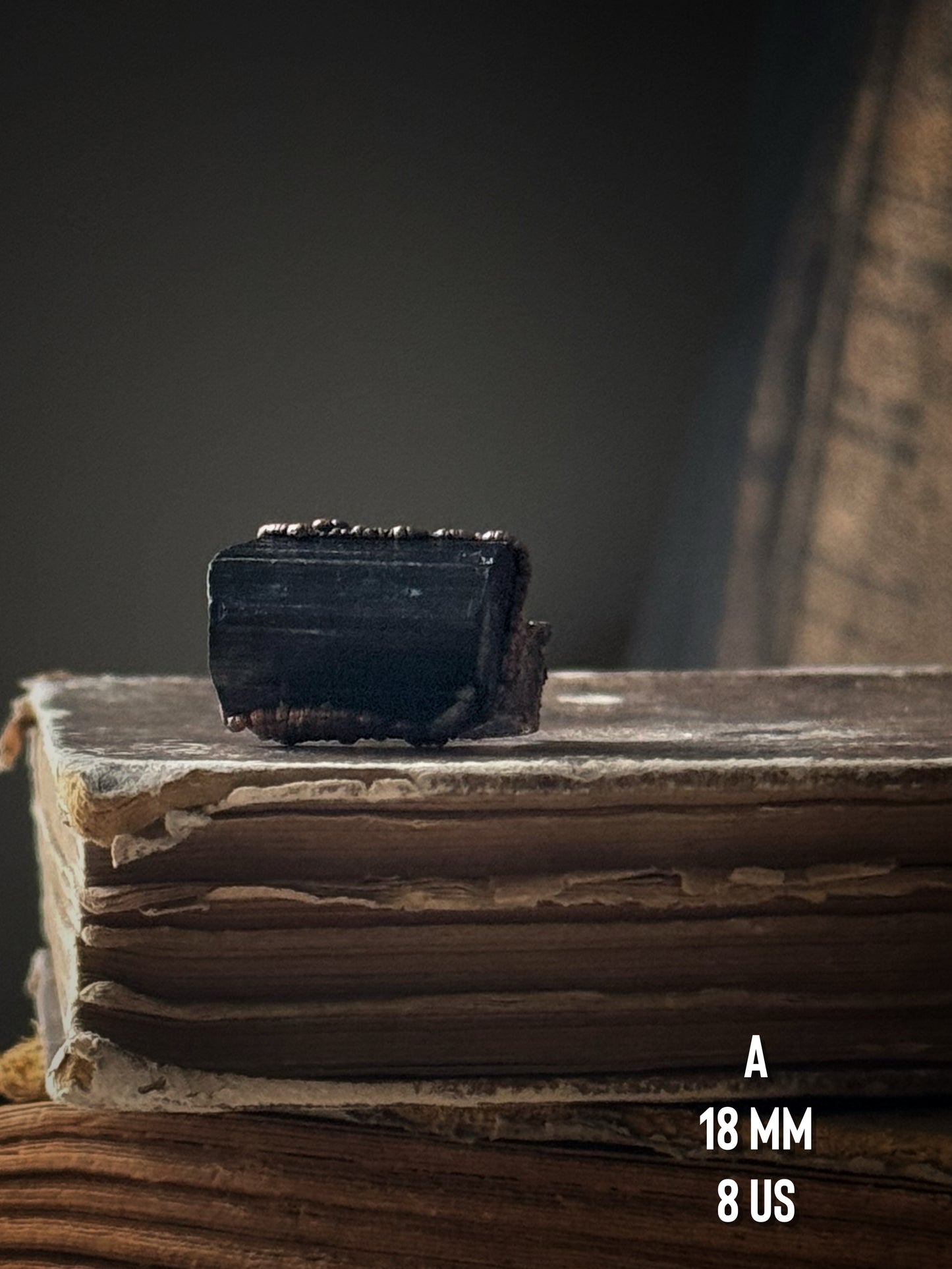 Anello artigianale in rame con tormalina nera grezza, misura 8 — Ebbijoux