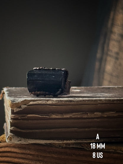Anello artigianale in rame con tormalina nera grezza, misura 8 — Ebbijoux