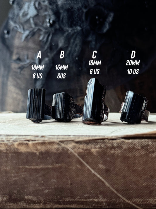 Anello Artigianale in Rame con Tormalina Nera Grezza – Ebbijoux