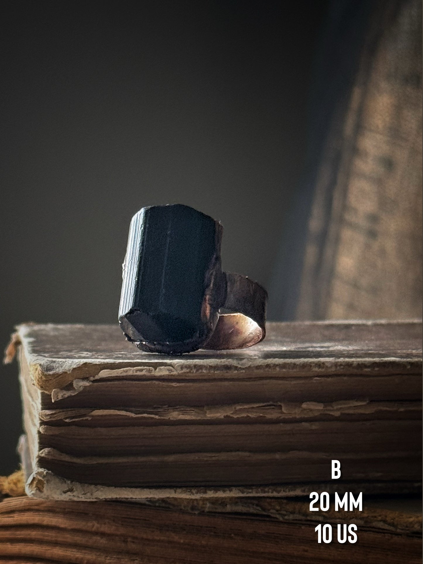 Anello rame tormalina nera grezza su mano, vista frontale — Ebbijoux