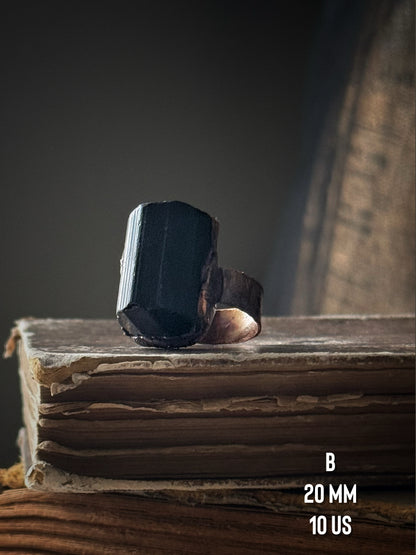 Anello rame tormalina nera grezza su mano, vista frontale — Ebbijoux