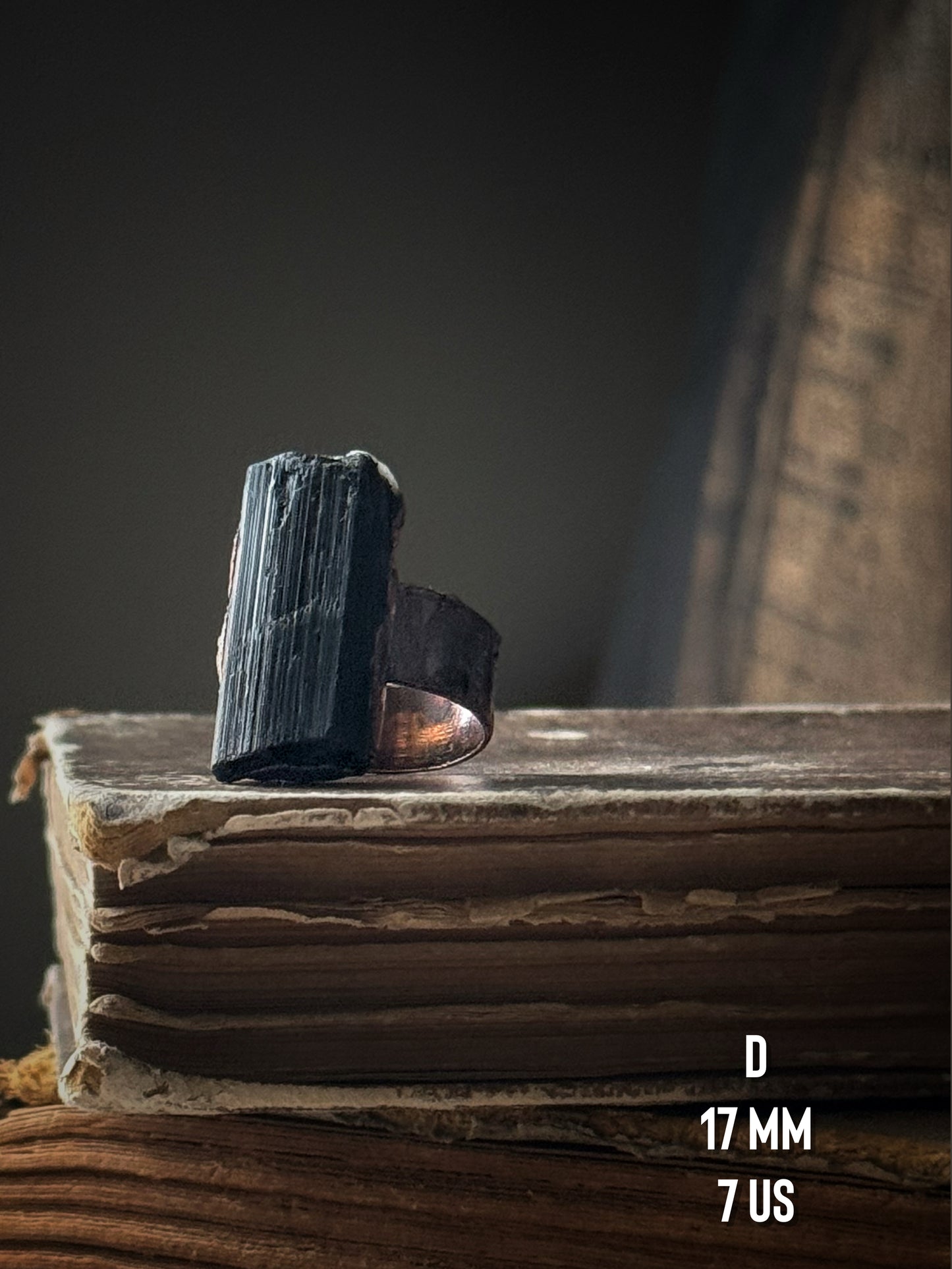 Anello tormalina nera grezza in rame, stile dark naturale — Ebbijoux