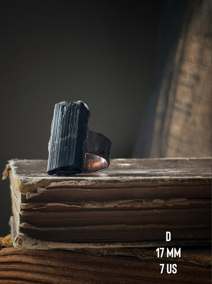 Anello tormalina nera grezza in rame, stile dark naturale — Ebbijoux