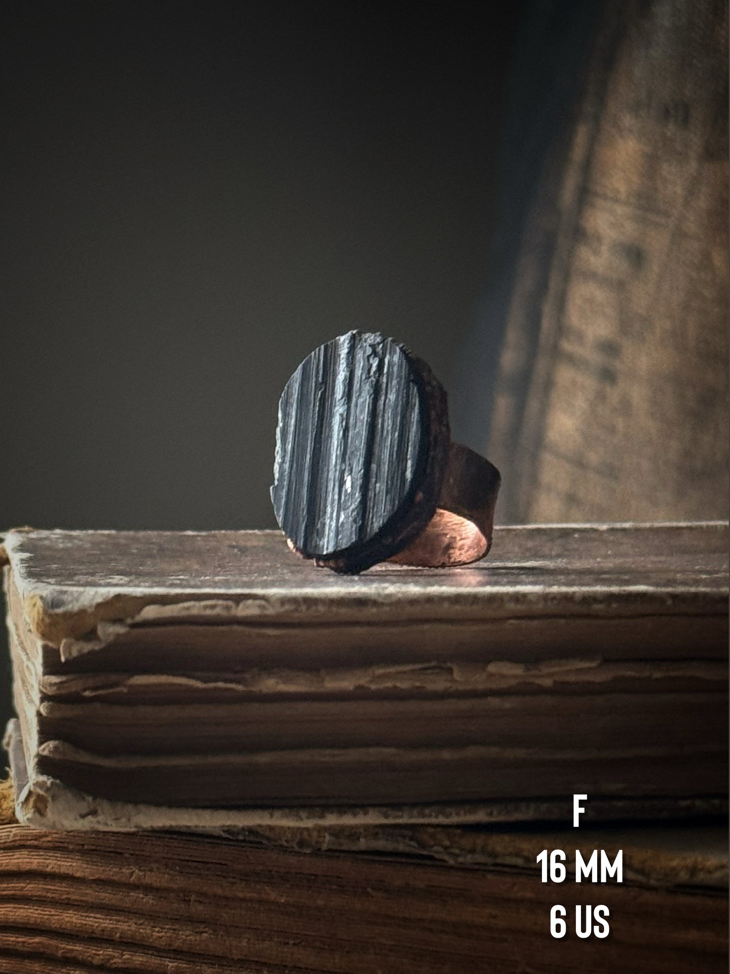 Anello rame con tormalina nera grezza, pezzo unico fatto a mano in Italia — Ebbijoux