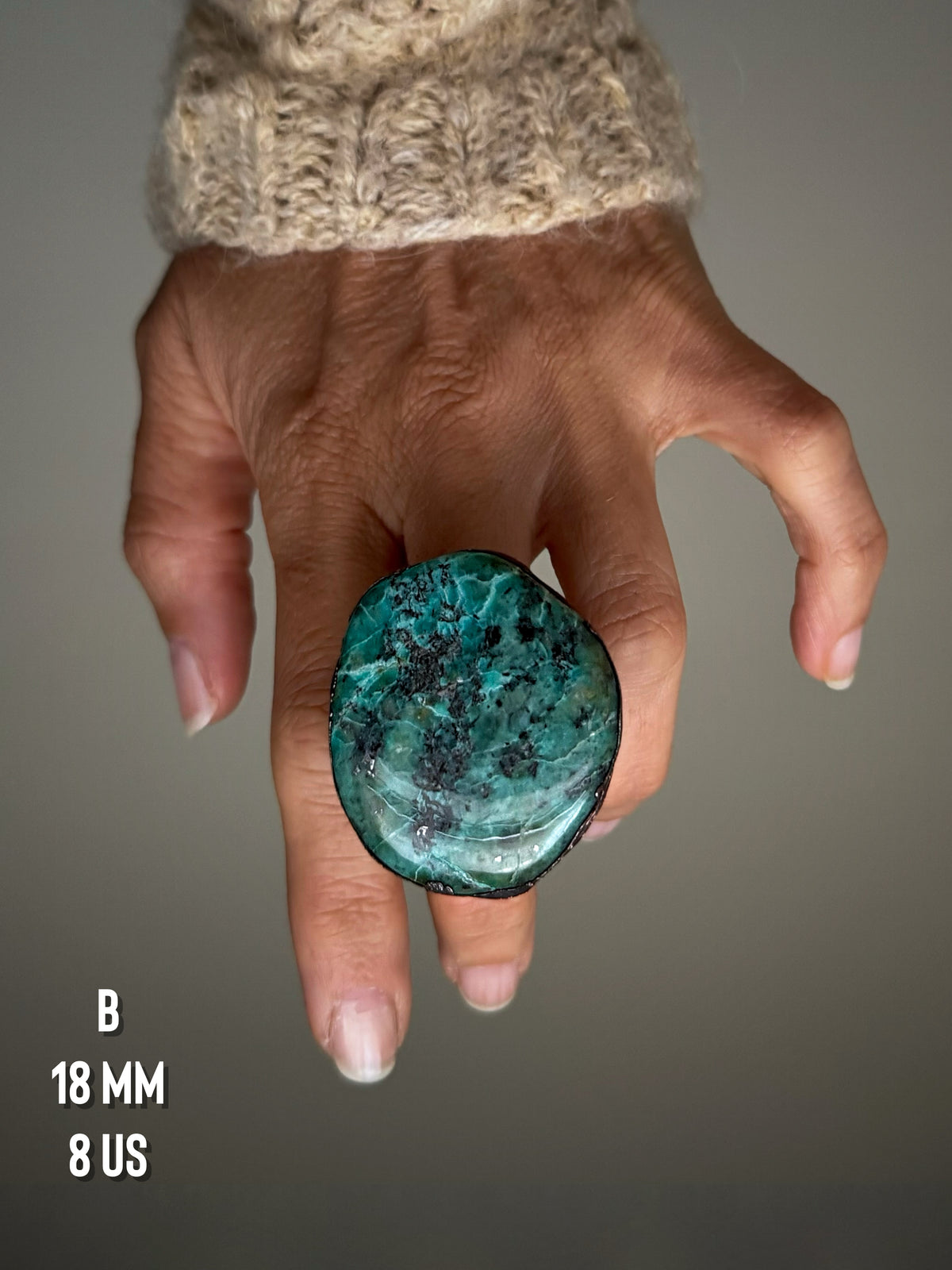 Anello B con pietra irregolare di turchese africano in rame brunito, indossato, misura 8 US