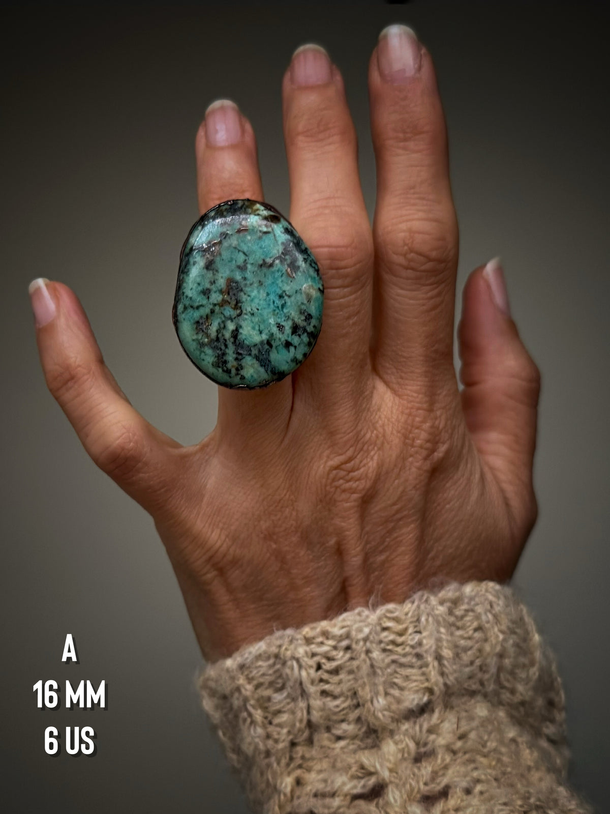 Anello A con turchese africano in rame brunito, indossato, misura 6 US.