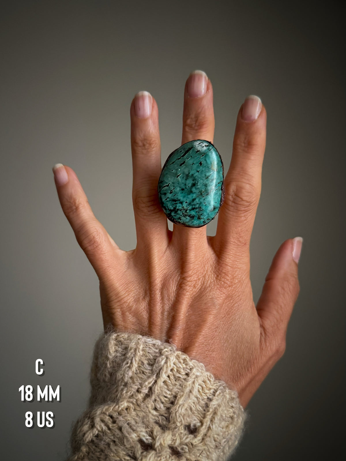 Anello C con pietra irregolare di turchese africano in rame brunito, indossato, misura 8 US