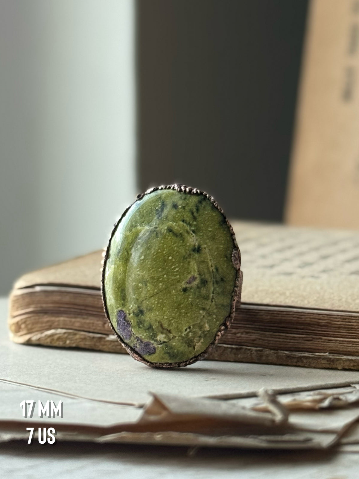 Anello ovale in rame con Ruby Zoisite — Misure 7 e 9 US