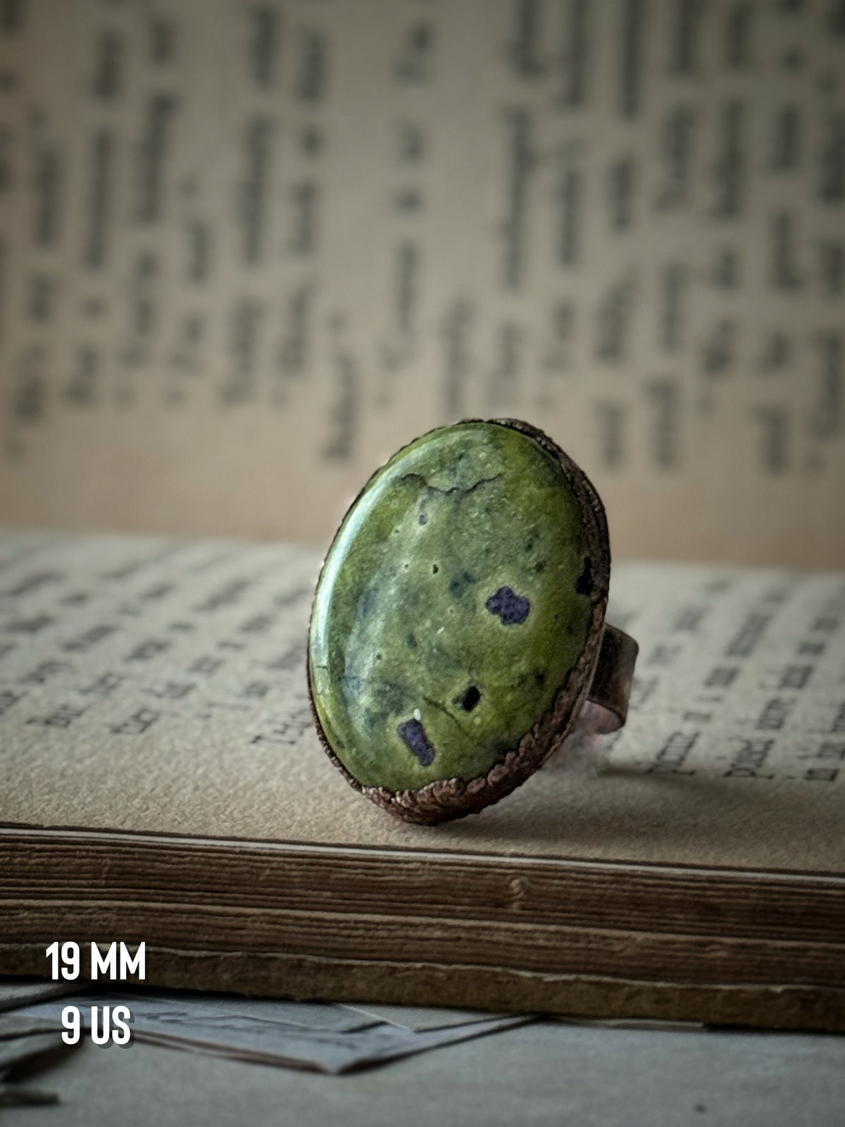 Anello ovale in rame con Ruby Zoisite — Misure 7 e 9 US