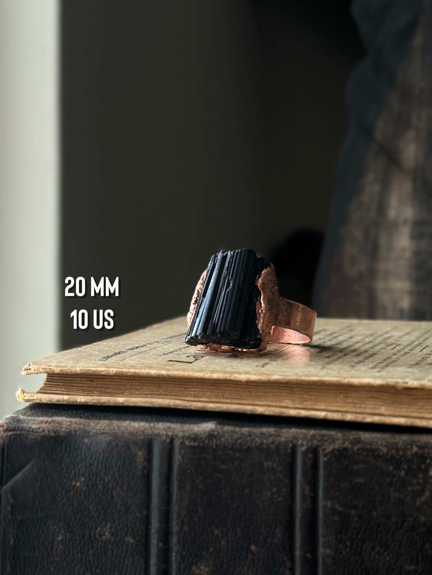 Anello con Tormalina nera grezza