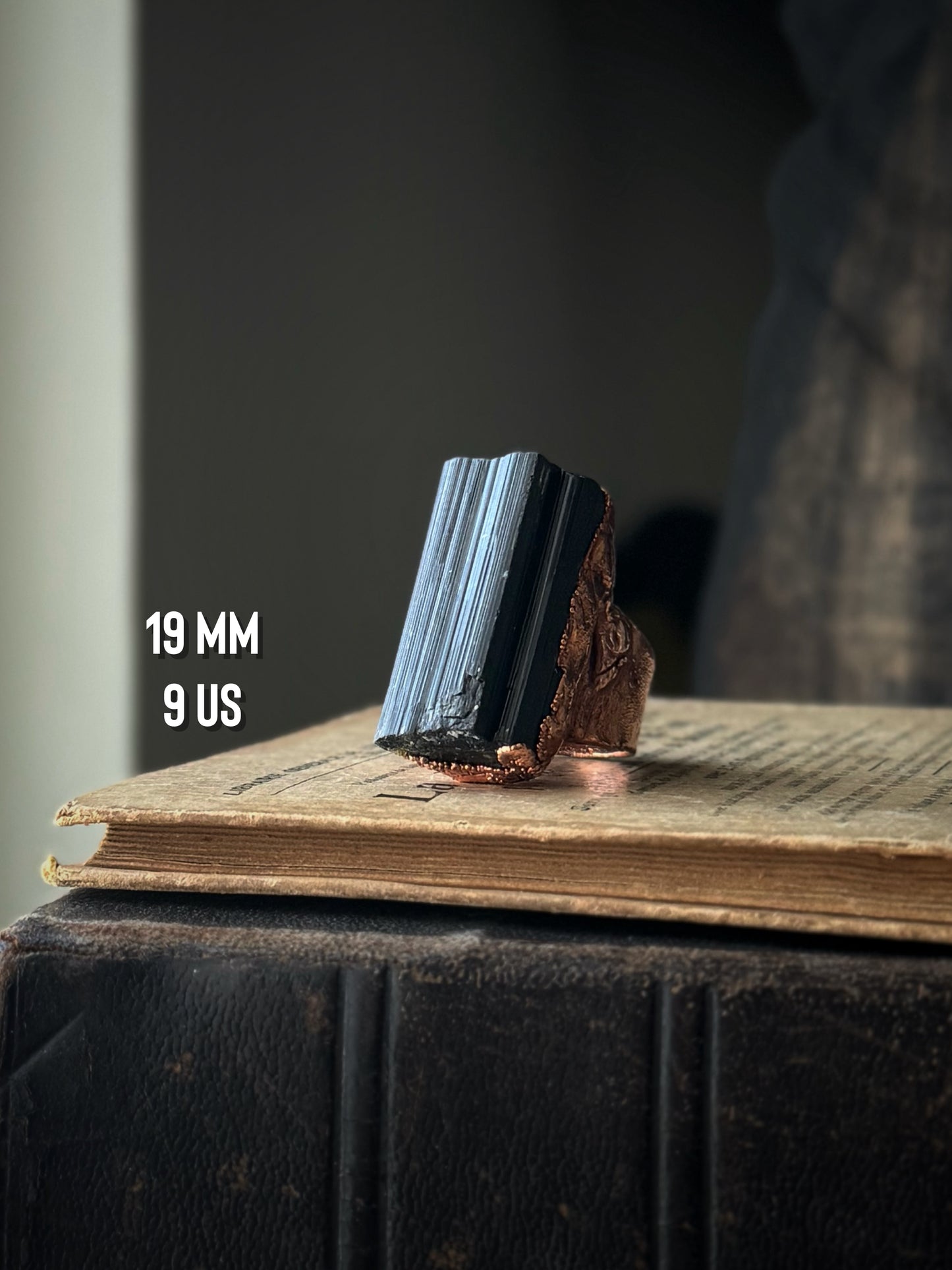 Anello con Tormalina nera grezza