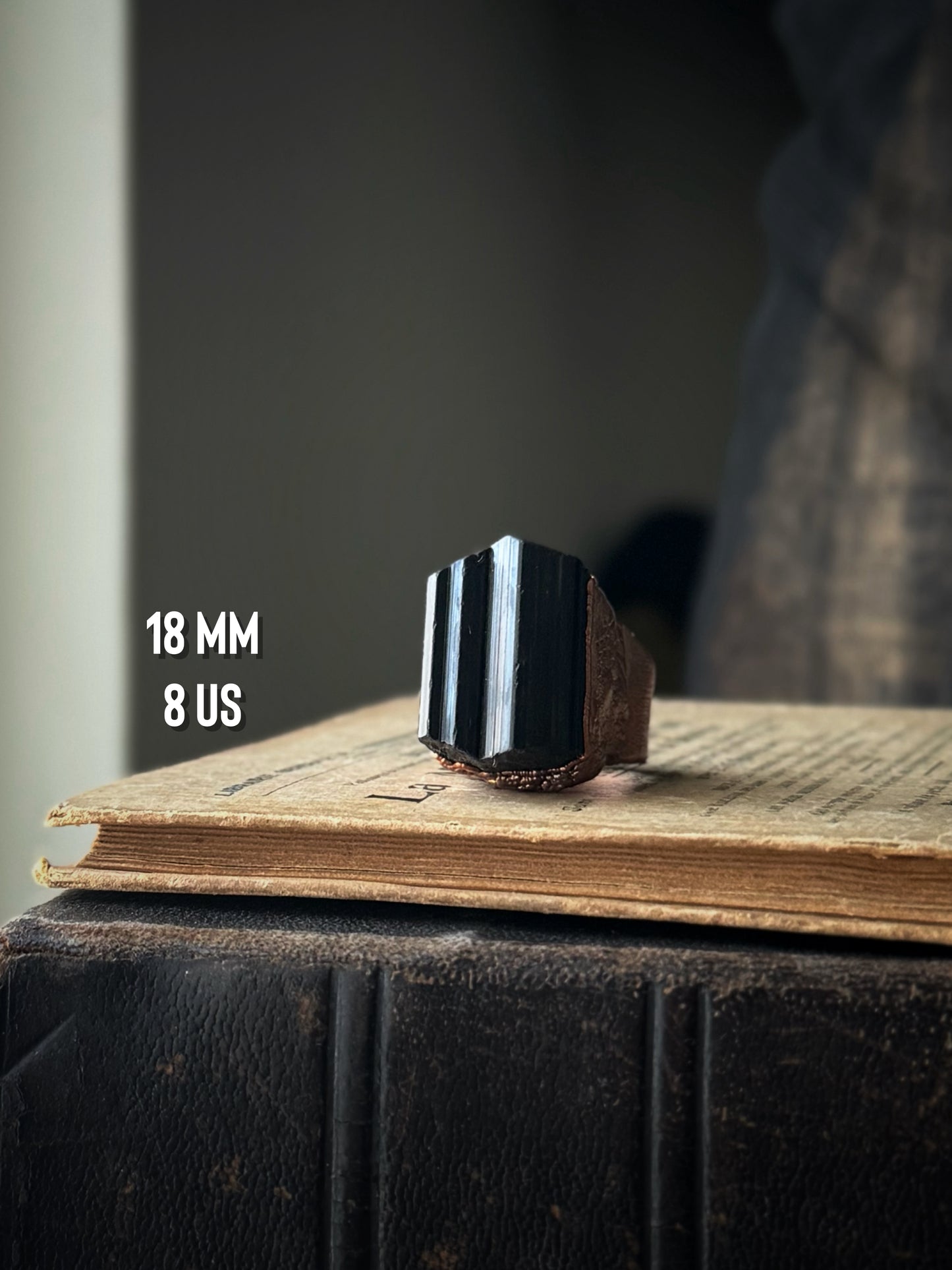 Anello con Tormalina nera grezza