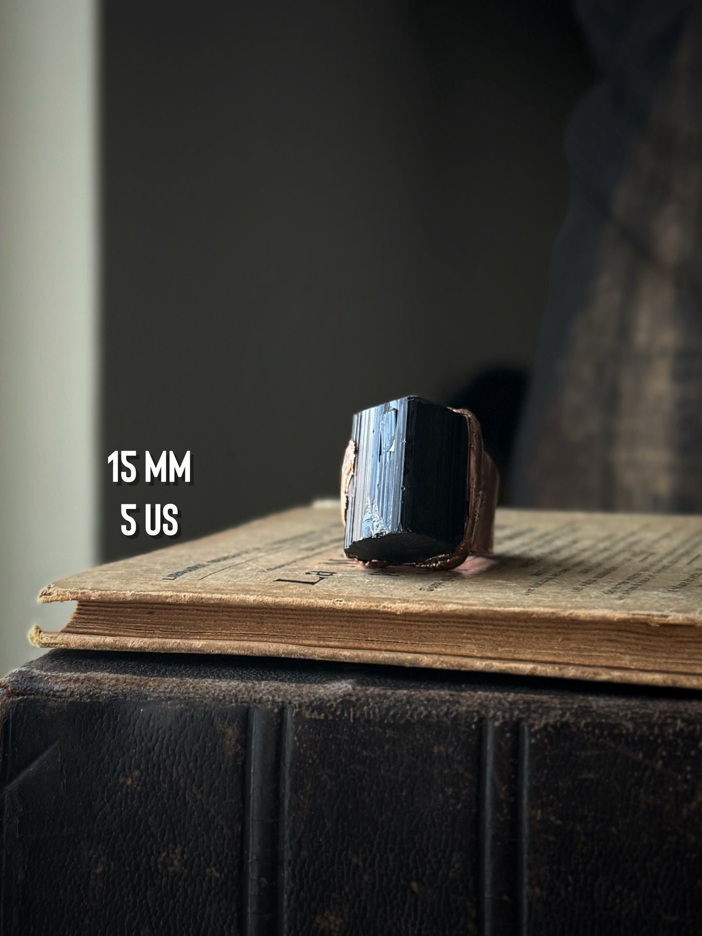 Anello con Tormalina nera grezza