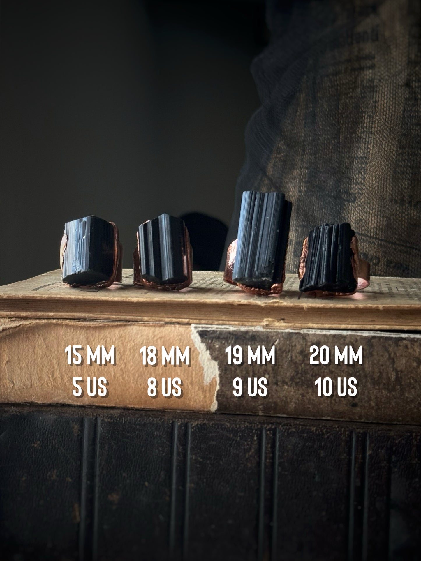 Anello con Tormalina nera grezza