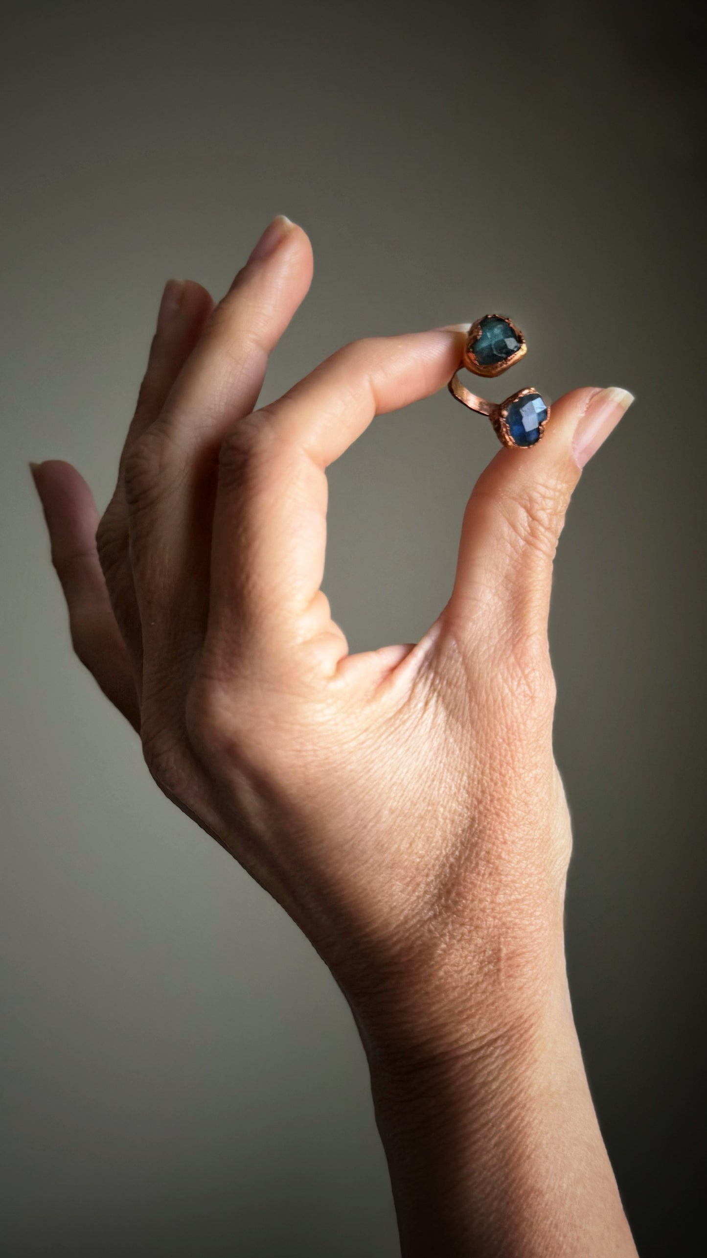 Anello aperto regolabile con cuori di labradorite mis.6-7