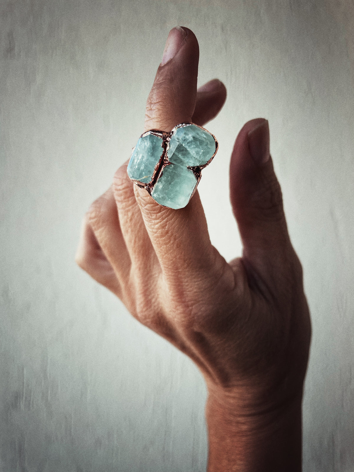Anello in rame con tre pietre di acquamarina | US 6
