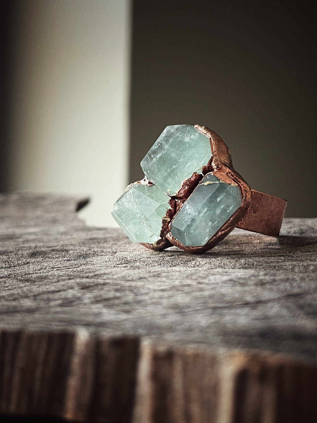 Anello in rame con tre pietre di acquamarina | US 6