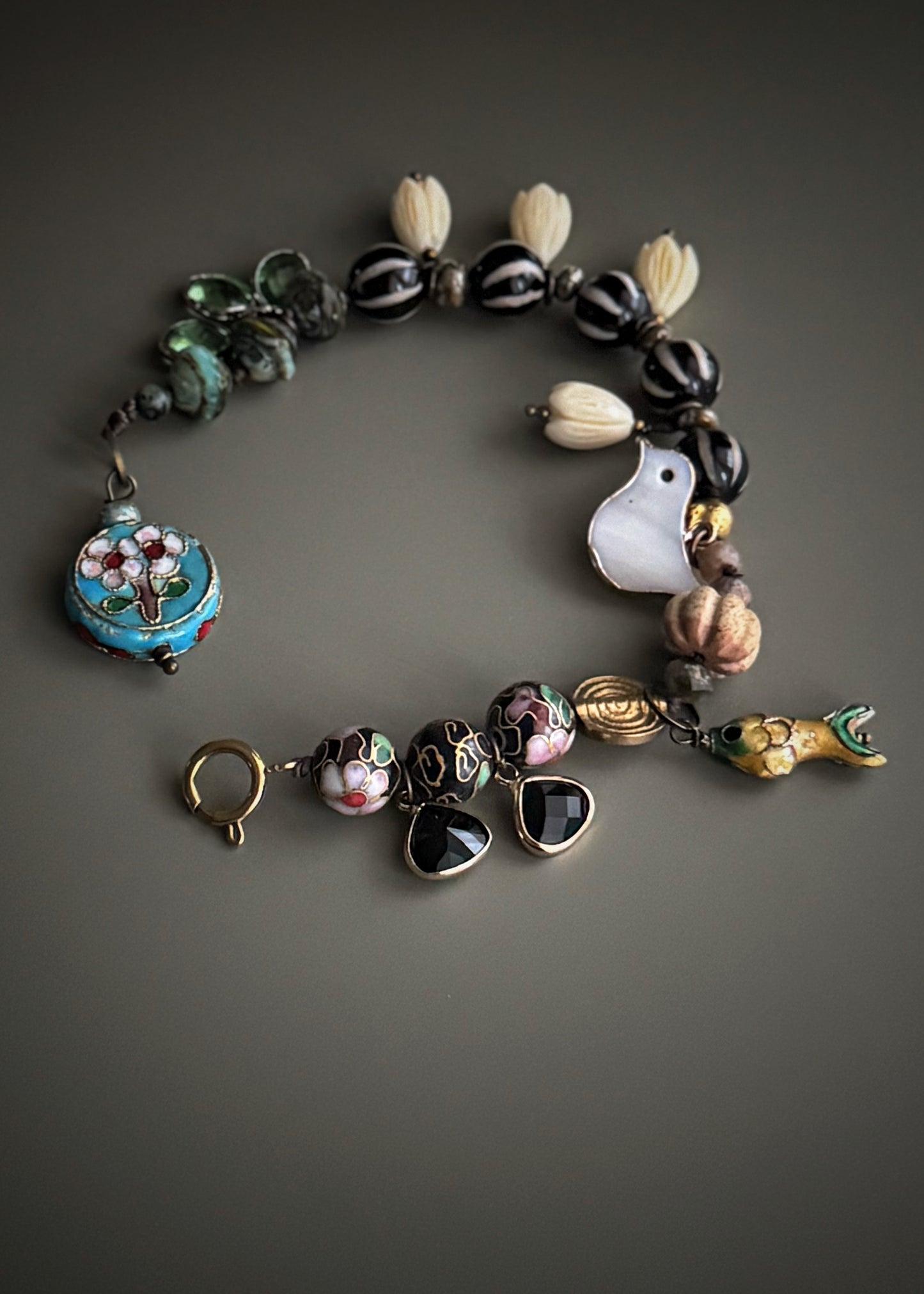 Bracciale con ciondoli cloisonné e pietre - Modello 12