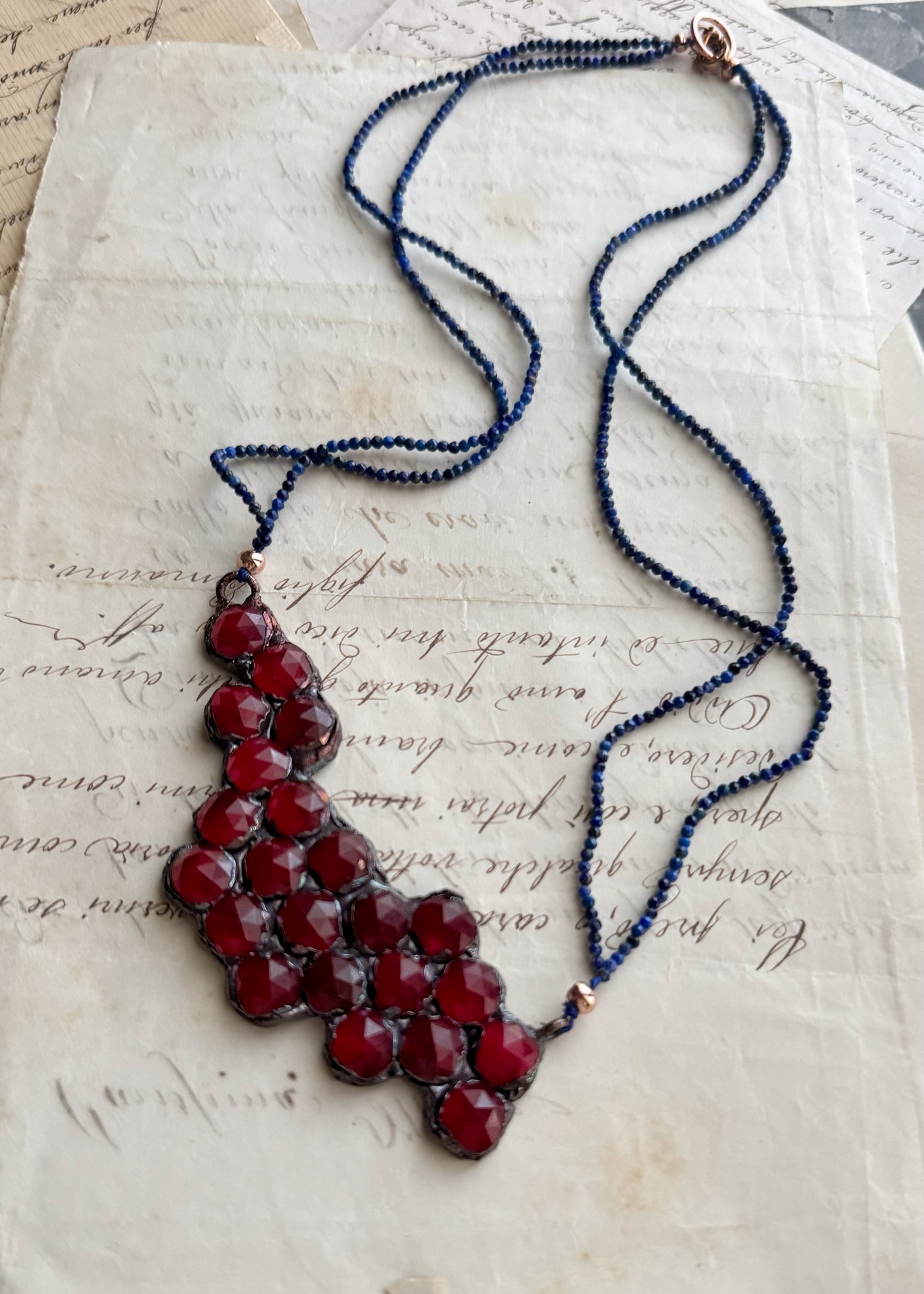 Girocollo Lapislazzuli con elemento laterale color magenta