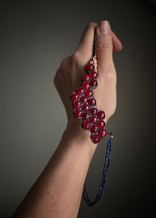 Girocollo Lapislazzuli con elemento laterale color magenta