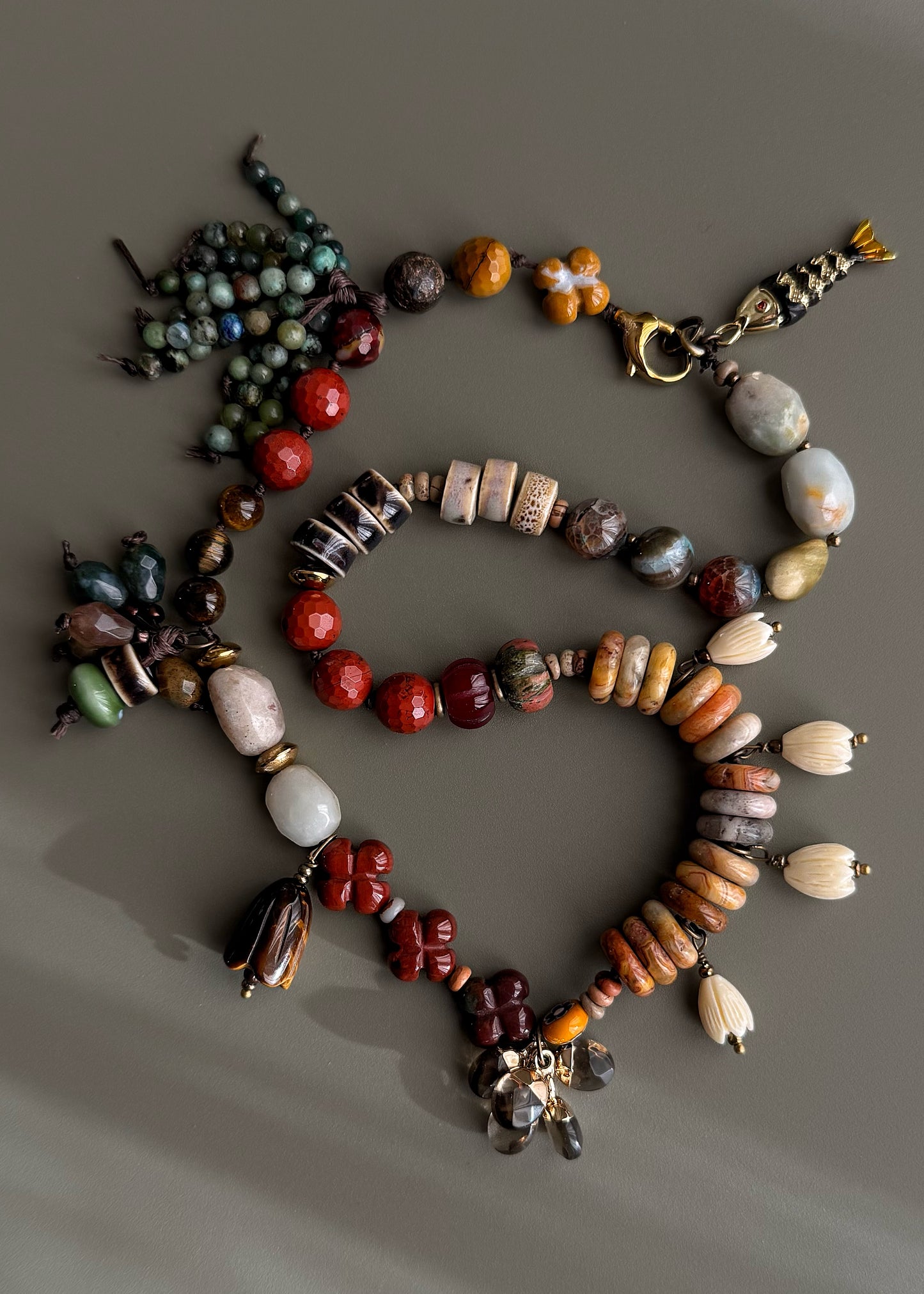 Collana con pietre di agata, amazzonite, ciondoli e un pesciolino - Modello 06