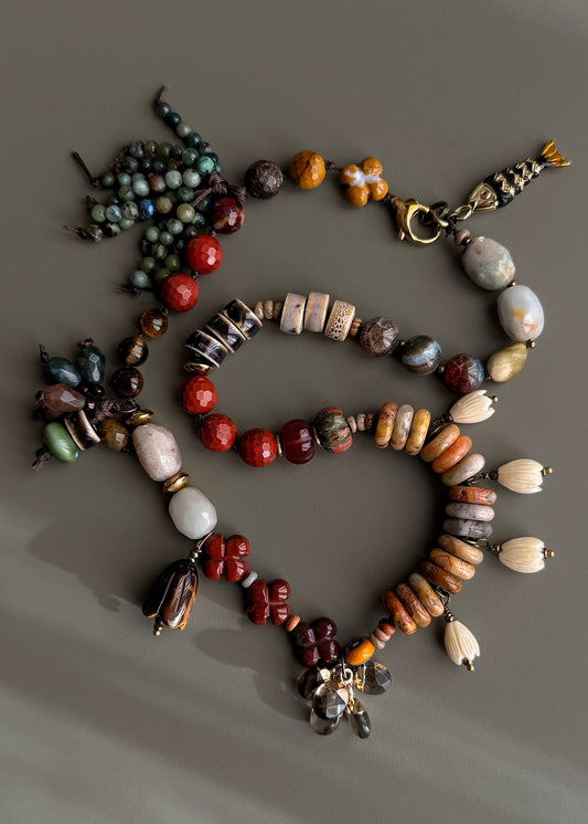 Collana con pietre di agata, amazzonite, ciondoli e un pesciolino - Modello 06