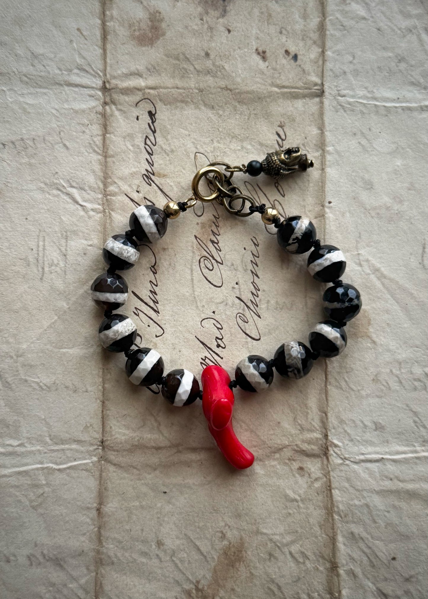 Bracelet with Dzi Agate Stones and Coral - Model 15