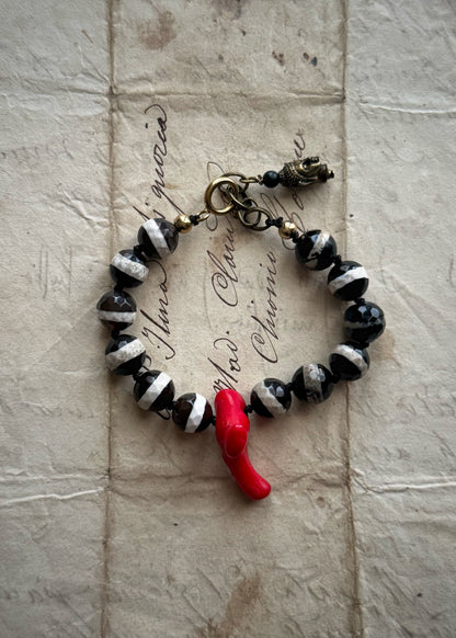 Bracelet with Dzi Agate Stones and Coral - Model 15