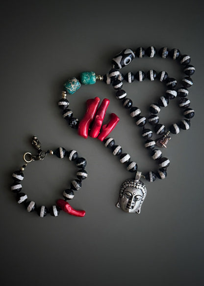 Bracelet with Dzi Agate Stones and Coral - Model 15