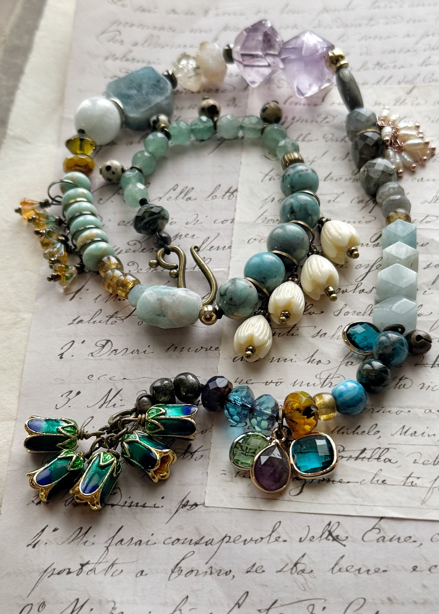 Choker necklace with pendants and mixed stones