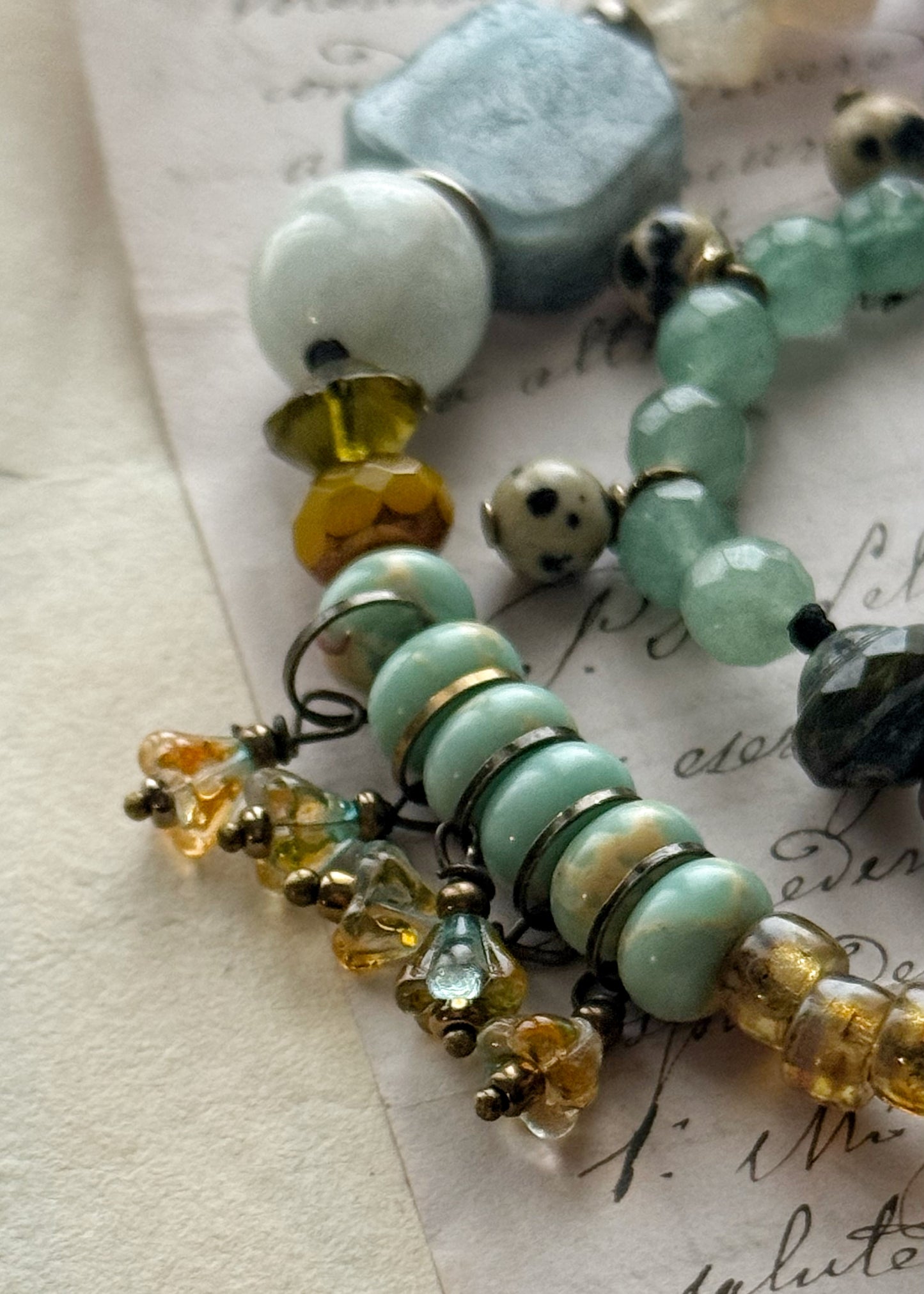 Choker necklace with pendants and mixed stones