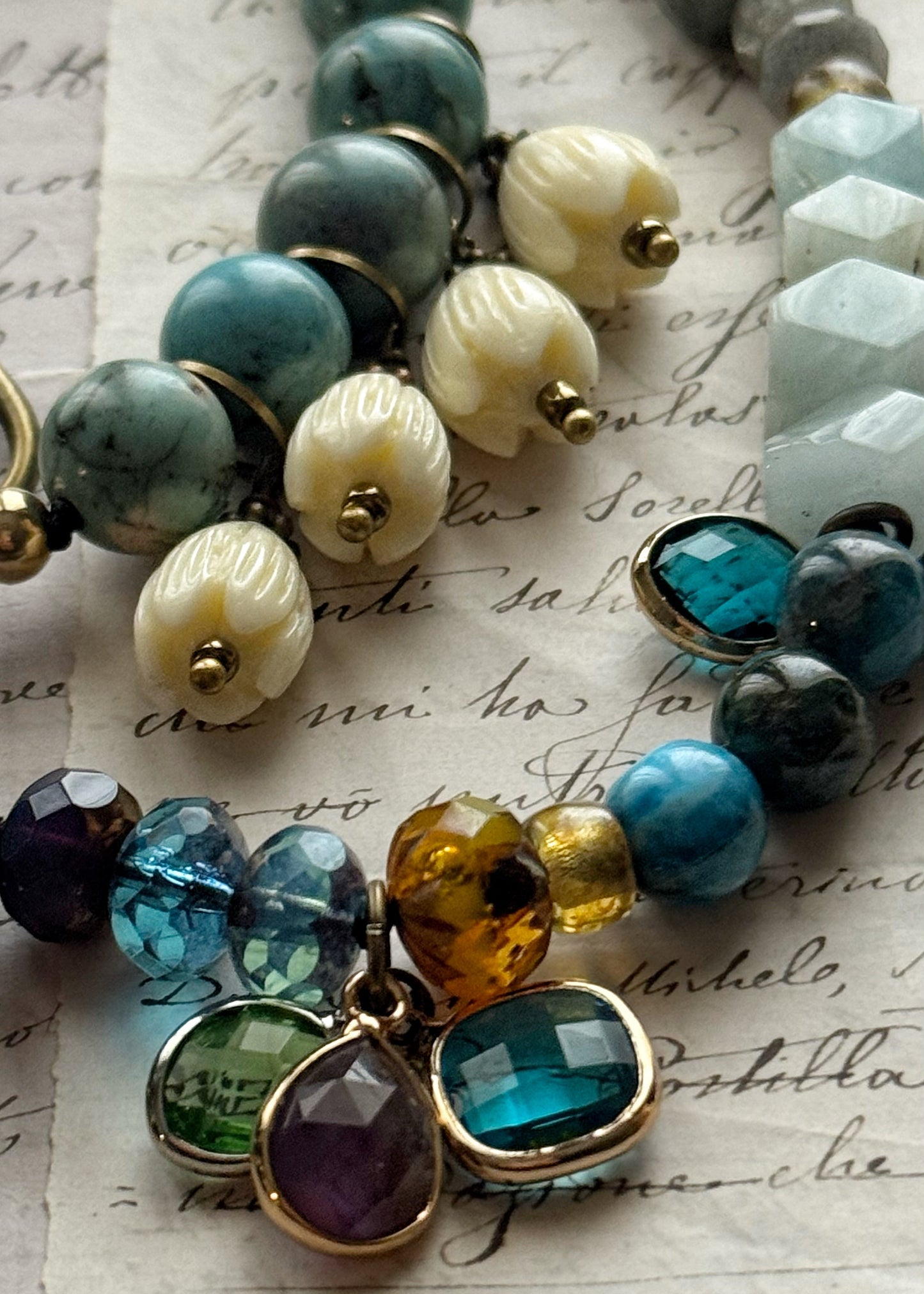 Choker necklace with pendants and mixed stones