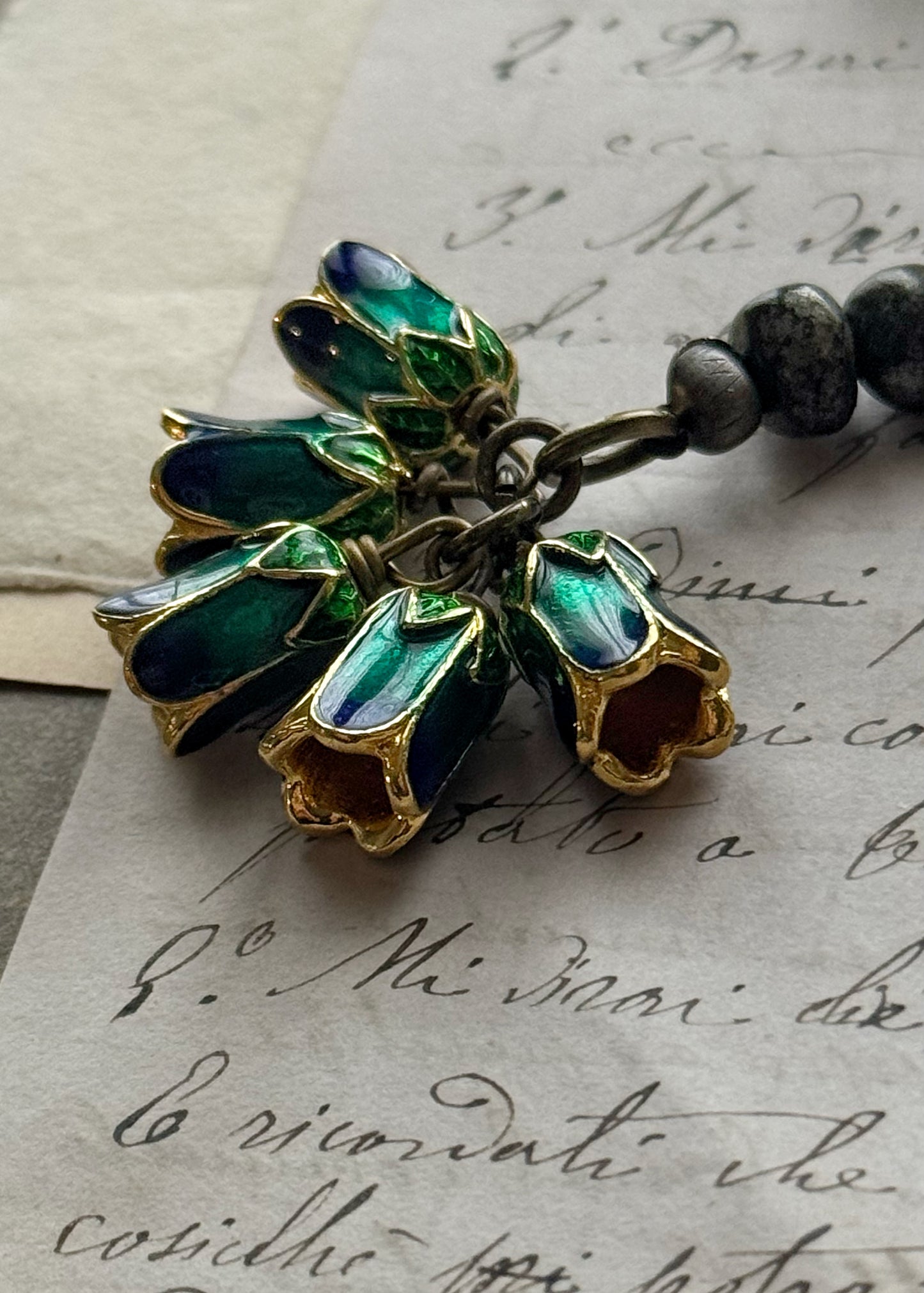 Choker necklace with pendants and mixed stones