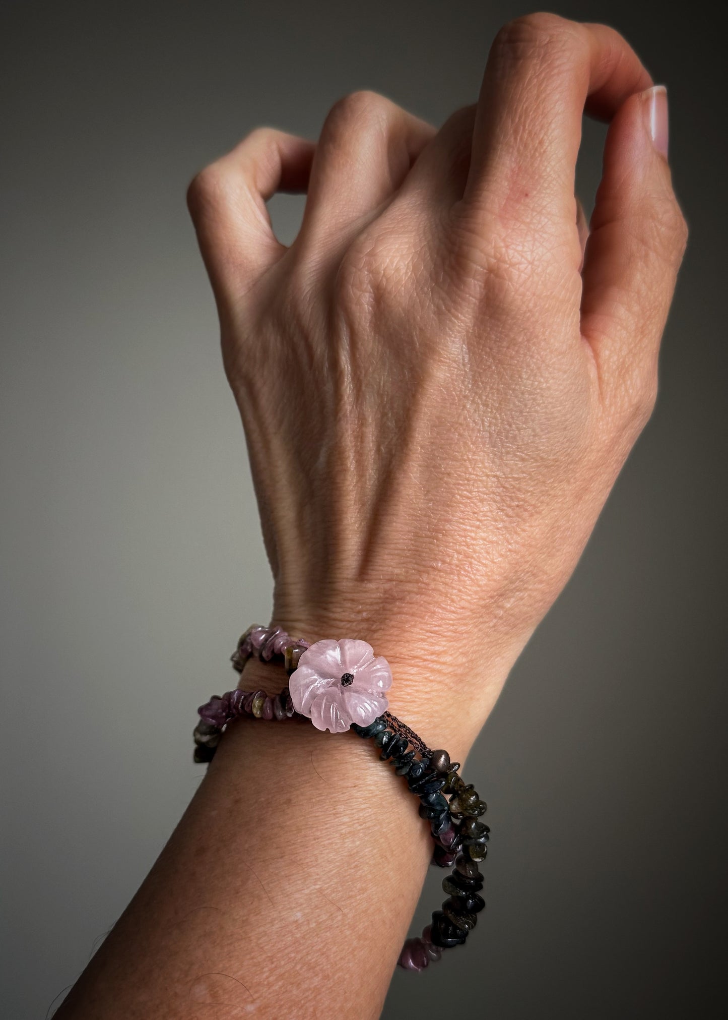 Bracciale doppio con tormalina e fiore in quarzo rosa – Modello 21