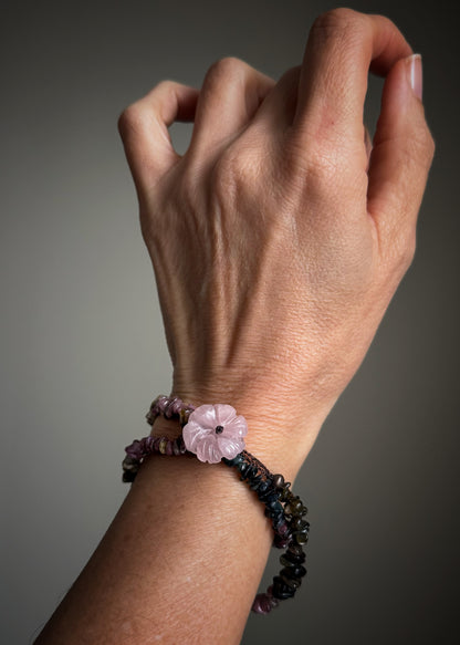 Bracciale doppio con tormalina e fiore in quarzo rosa – Modello 21