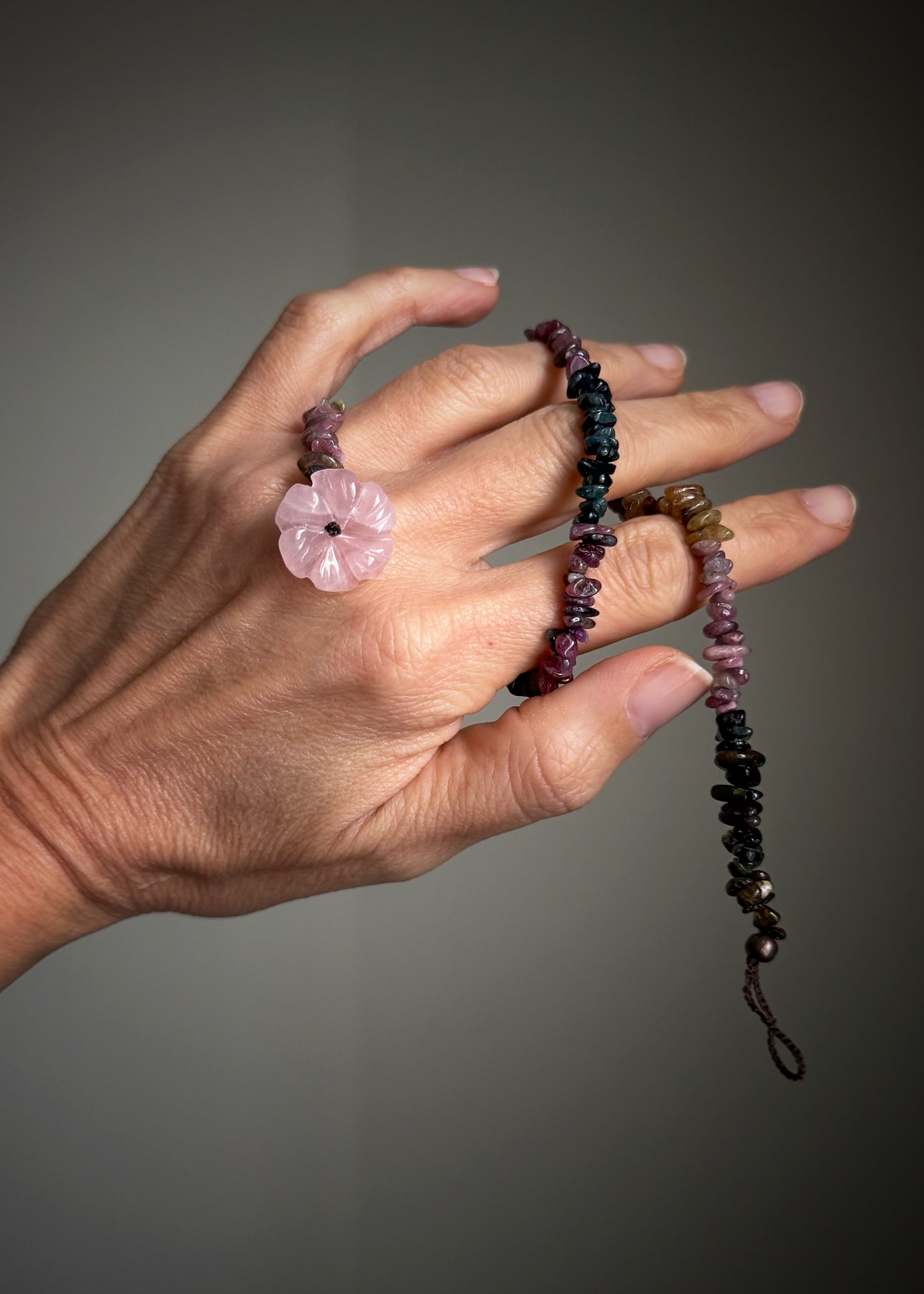 Bracciale doppio con tormalina e fiore in quarzo rosa – Modello 21