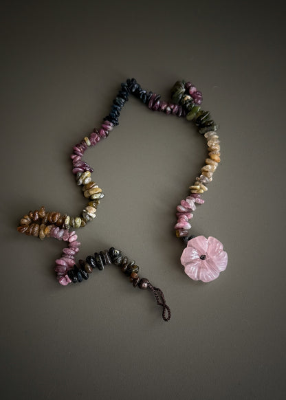 Bracciale doppio con tormalina e fiore in quarzo rosa – Modello 21