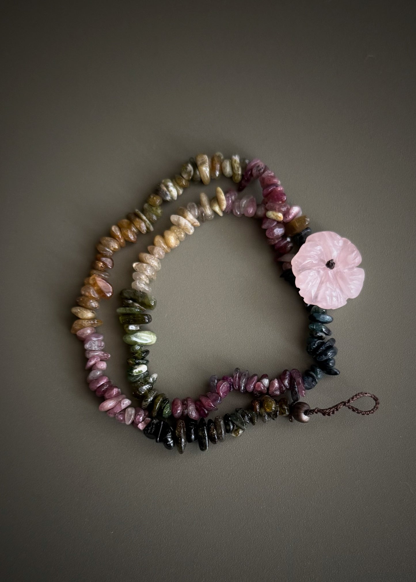 Bracciale doppio con tormalina e fiore in quarzo rosa – Modello 21