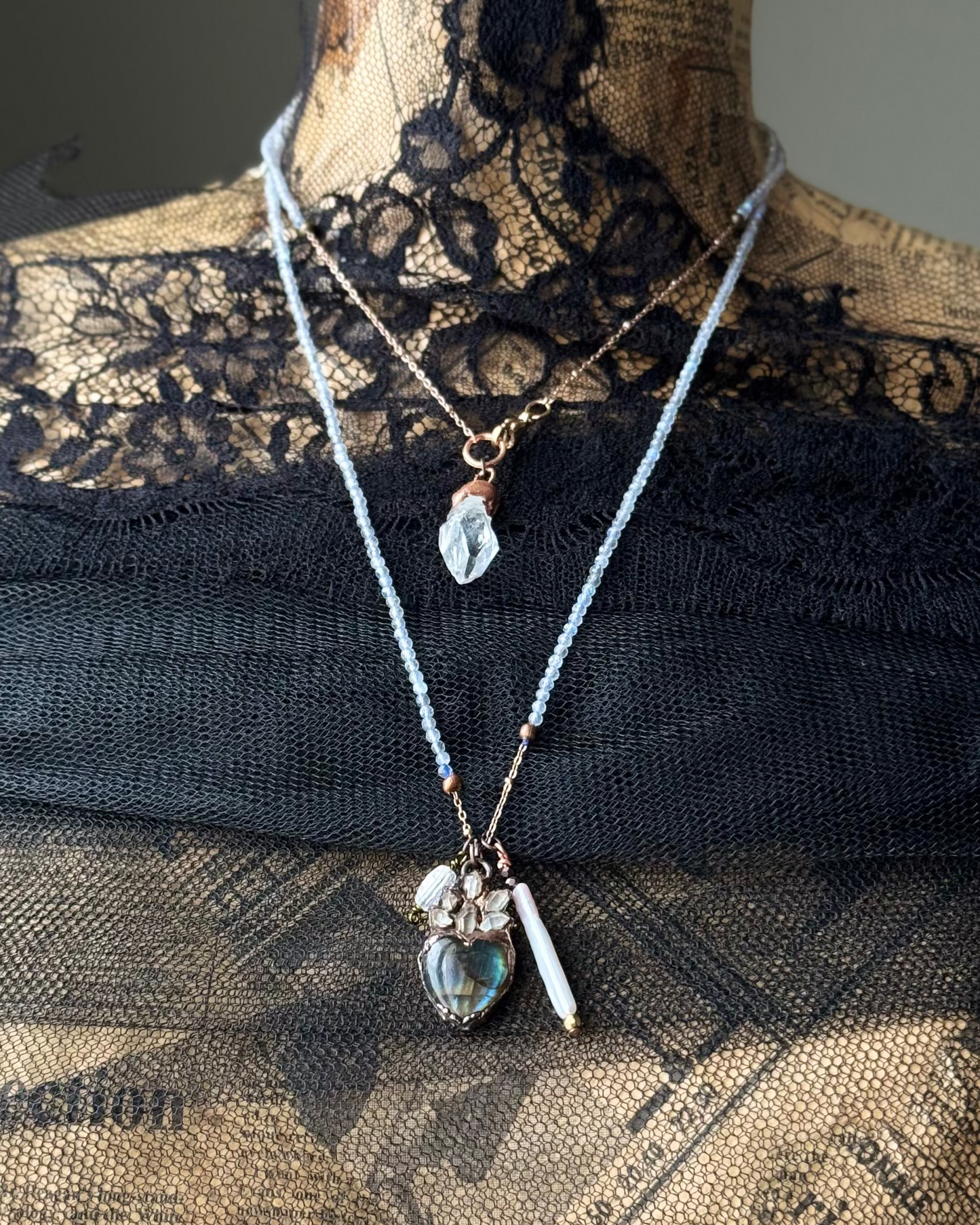 Collana lunga con piccolo ex voto in labradorite