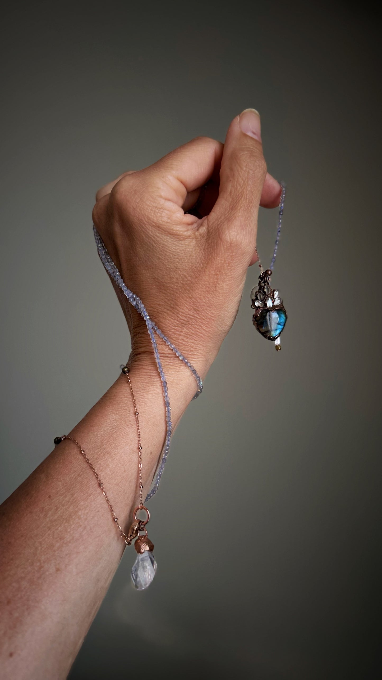 Collana lunga con piccolo ex voto in labradorite