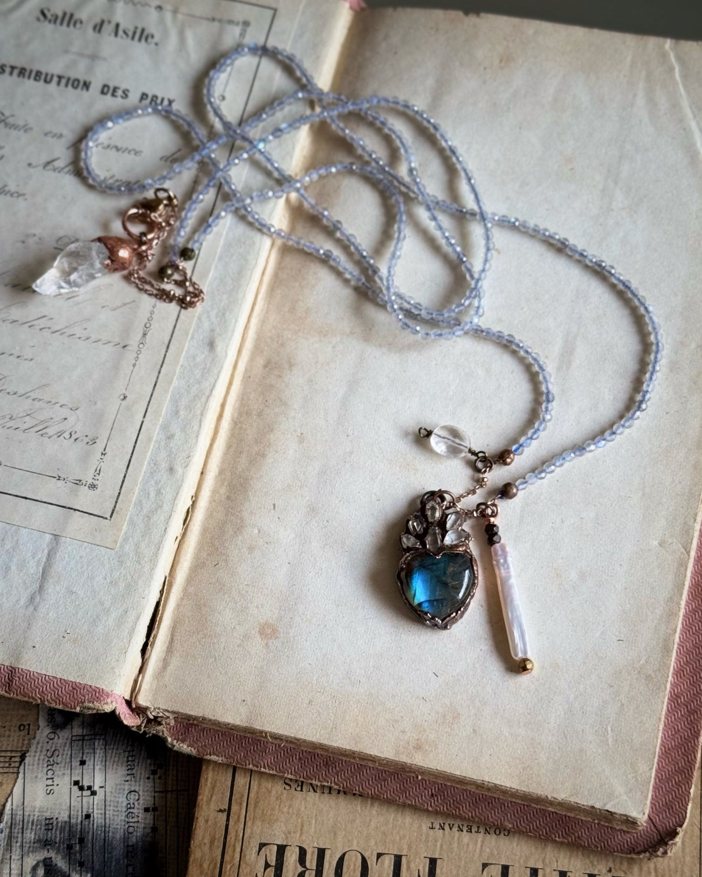 Collana lunga con piccolo ex voto in labradorite