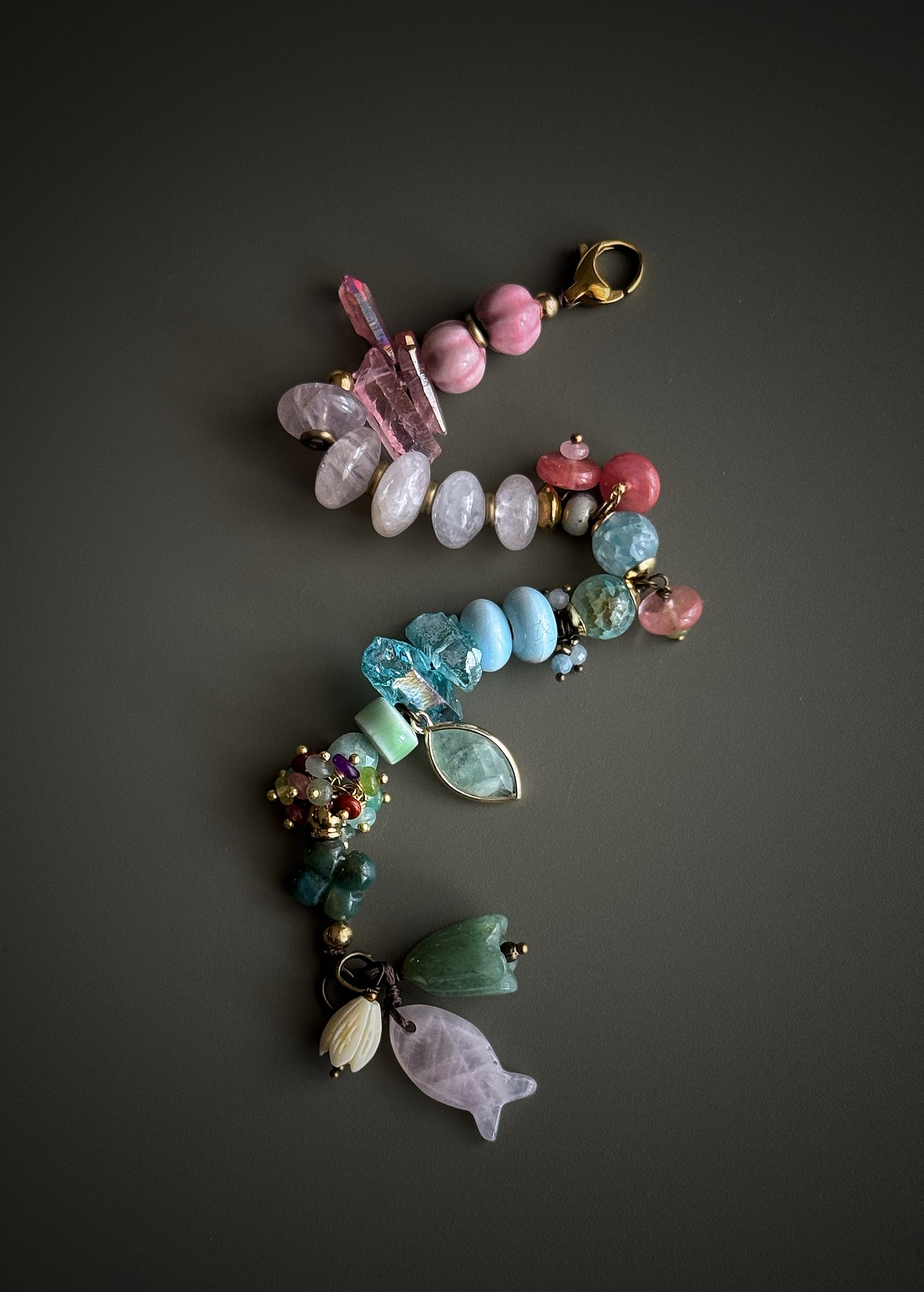 Bracelet with mixed pastel-colored stones, charms and flowers - Model 16